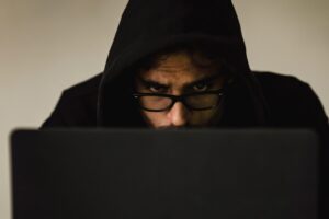 Téléchargement illégal : l’effort sans fin contre les sites pirates et le refus des internautes de payer