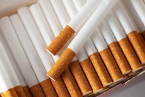 Découvrir le nombre de cigarettes par paquet à travers le monde