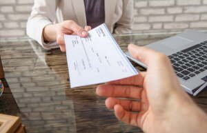 Le Crédit Mutuel simplifie le dépôt de chèques : Comment en profiter ?