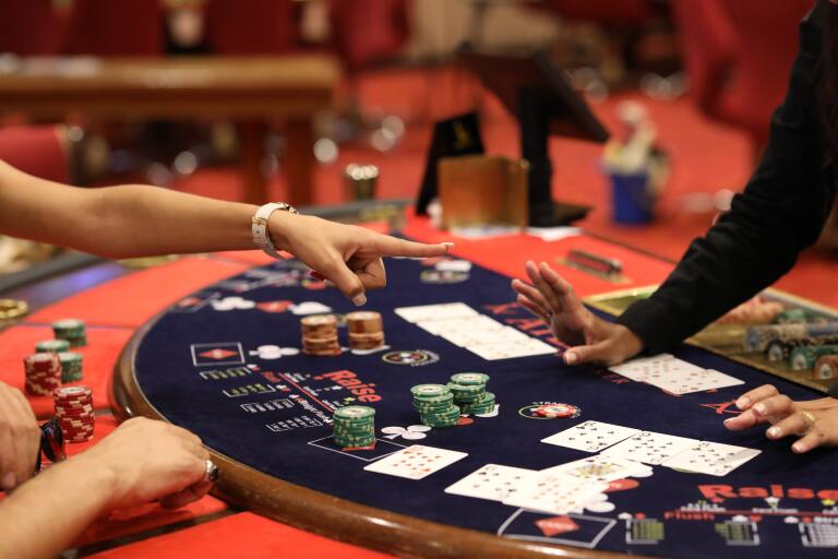 Tout savoir sur le Poker : De la base aux astuces pour gagner