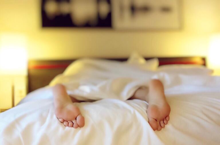 Paralysie du sommeil : Découvrez ce phénomène étrange et comment y faire face !